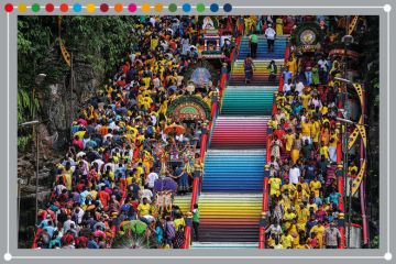 Malaysian Hindu devotees carry milk pots and kavadis as they climb steps to Sri Subramaniar Swamy Temple. To illustrate Malaysian universities climbing towards the top of the Impact Rankings 2025. Malaysian Hindu devotees carry milk pots and kavadis as they climb steps to Sri Subramaniar Swamy Temple. To illustrate Malaysian universities climbing towards the top of the Impact Rankings 2025.