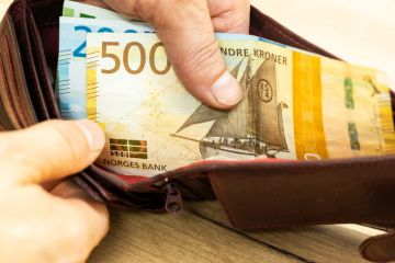 Open wallet with Norwegian kroner notes