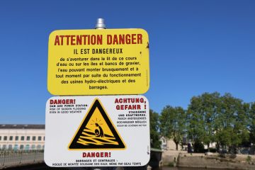 French sign warning of the danger of swimming
