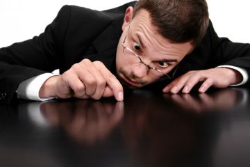 nitpick find fault micromanage 