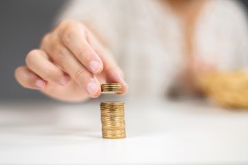 Man stacking coins, refund
