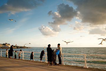 Jewish people by the seaside