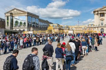 Line waiting for Palace of Versailles