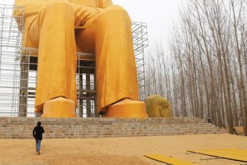 Man looking at statue of Mao Zedong, China, 2016 Man looking at statue of Mao Zedong, China, 2016