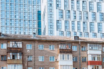 Old and new residential buildings as an example of stratification between different pension schemes