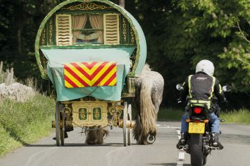Overtaking horse and caravan