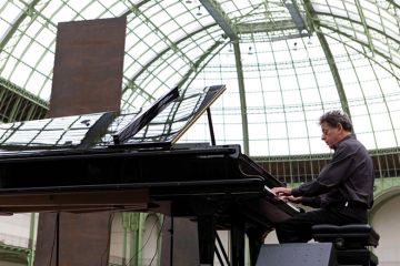 Philip Glass playing the piano Philip Glass playing the piano