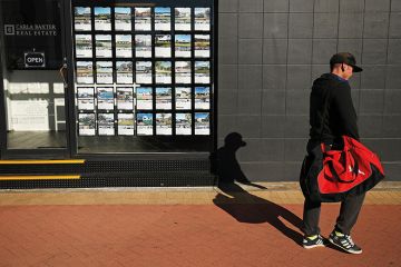 Australia mulls loans for student living costs