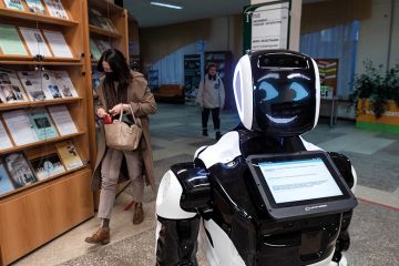 Smiling robot illustrating a digital tool that can tell academics how decolonised their curricula are