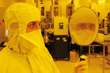 Scientist holding wafer with 667 'Eyescreens', Dresden, 2007 Scientist holding wafer with 667 'Eyescreens', Dresden, 2007