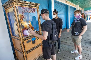 Two people visit a fortune teller machine to illustrate Ministers ‘interested’ in Buckingham risk-sharing