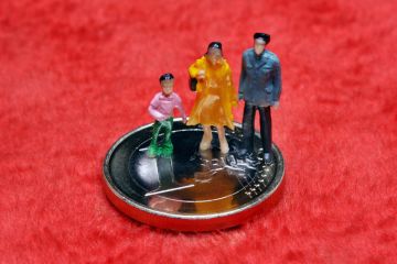 Statues of family standing on €1 coin Statues of family standing on €1 coin