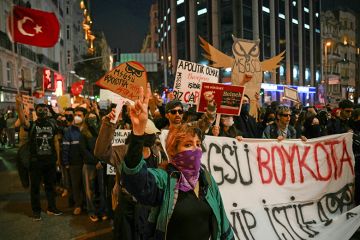 Students walk behind a banner reading "The university is boycotting. Tayyip resign (in reference to Turkey's President Recep Tayyip Erdogan)" march along a street during a rally in support of Istanbul's arrested mayor, in Istanbul, on 25 March 2025 Students walk behind a banner reading "The university is boycotting. Tayyip resign (in reference to Turkey's President Recep Tayyip Erdogan)" march along a street during a rally in support of Istanbul's arrested mayor, in Istanbul, on 25 March 2025