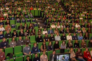 Students in a big lecture hall at Maastricht University