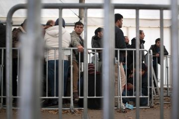 Syria refugees queue Syria refugees queue
