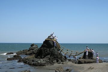Oshimenawahari ceremony at Futami Okitama Shrine, Ise, Japan