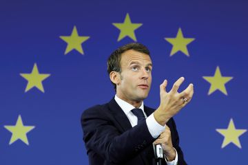 Image of Emmanuel Macron in front of EU flag