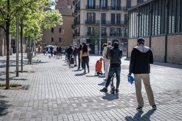 2020/04/14: People wait in a queue at a social distance to enter a supermarket during the Covid-19 crisis, Spain.