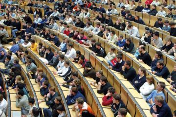 Leading universities have concentrated extra teaching resources on flagship courses, rather than reducing overall overcrowding, researchers say University lecture hall packed full of students