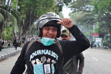 A journalist was shot by tear gas during a demonstration in Indonesia to illustrate Student journalists plead for protection