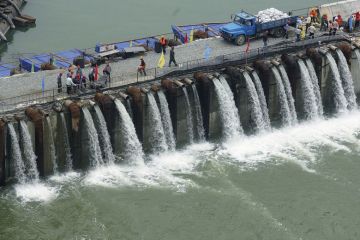  Laborers work on the cofferdam in the Three Gorges, China