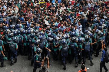 Students and job aspirants scuffle with police personnel during a protest in Dhaka to illustrate Why is having a degree no guarantee of a job?