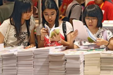 Visitors browse books on the first day of opening of book fair in Hong Kong Visitors browse books on the first day of opening of book fair to illustrate Universities seek to overcome Chinese open access resistance