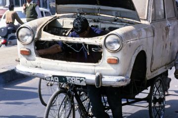 Man transporting car body to illustrate Indian court ruling ‘saves university places’ for upper castes