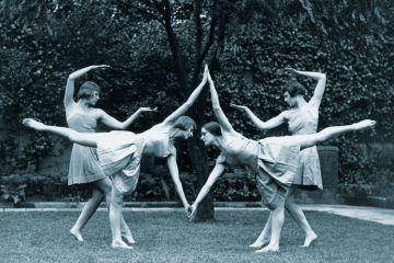 Morris dancers rehearsing a mirror dance to illustrate Can a ‘parallel publishing system’ work for the EU?