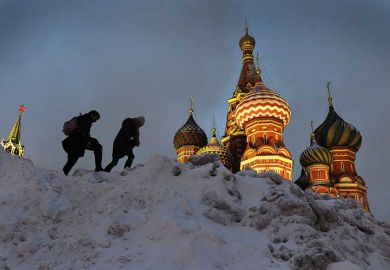 russian-hikers-over-snow russian-hikers-over-snow