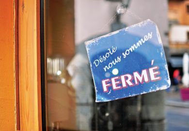 Closed sign in French