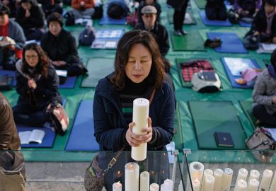 Parent prays for students sitting college entrance exams, Seoul