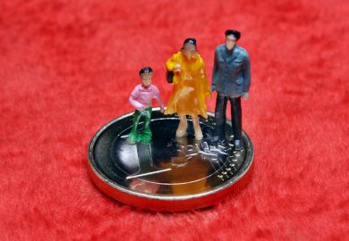 Statues of family standing on €1 coin