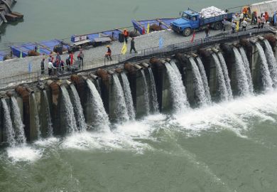  Laborers work on the cofferdam in the Three Gorges, China