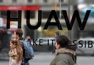 Glass front_people_Huaw_walking