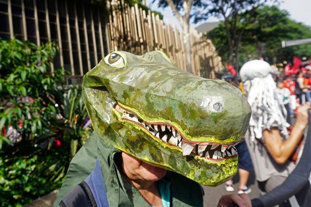 Demonstrator wearing a crocodile mask protests against an amnesty for former president Bolsonaro and his supporters who were involved in the alleged coup attempt of 2023. São Paulo, Brazil, 30 March 2025 Demonstrator wearing a crocodile mask protests against an amnesty for former president Bolsonaro and his supporters who were involved in the alleged coup attempt of 2023. São Paulo, Brazil, 30 March 2025