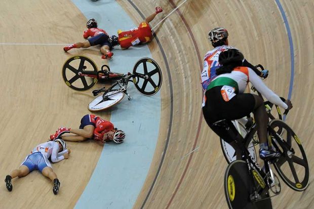 cyclists-crash cyclists-crash