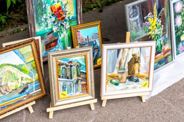 Artistic painting outdoors on a city street