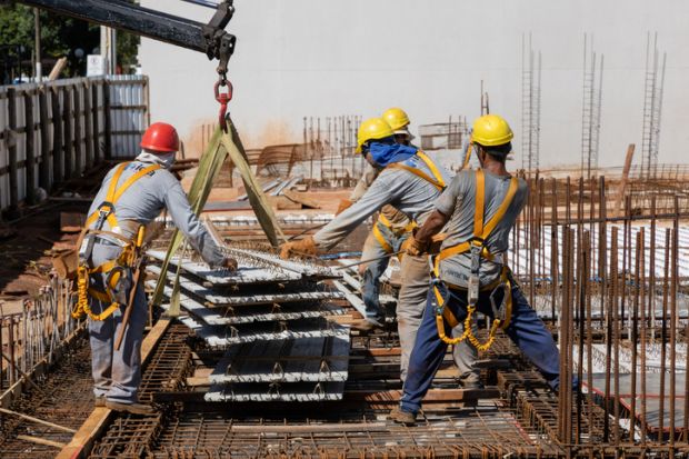 Men from the construction industry, working on the work of a building under construction.