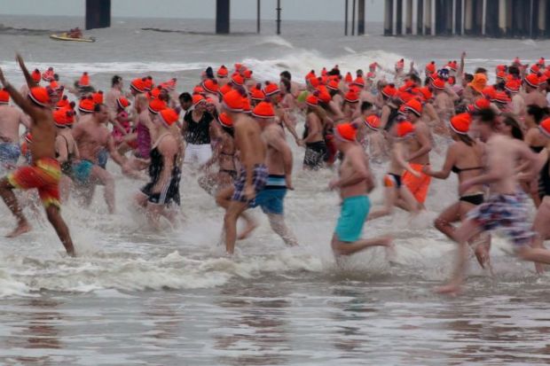 People Running To The Water On Dutch New Year's Div People Running To The Water On Dutch New Year's Div