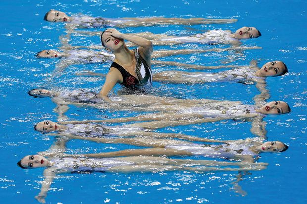 synchronised swimmers synchronised swimmers