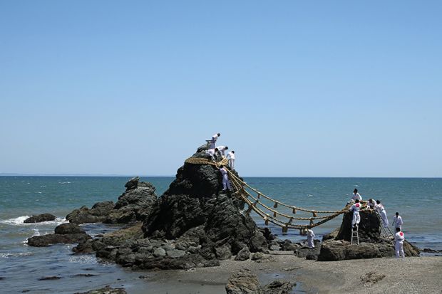 Oshimenawahari ceremony at Futami Okitama Shrine, Ise, Japan