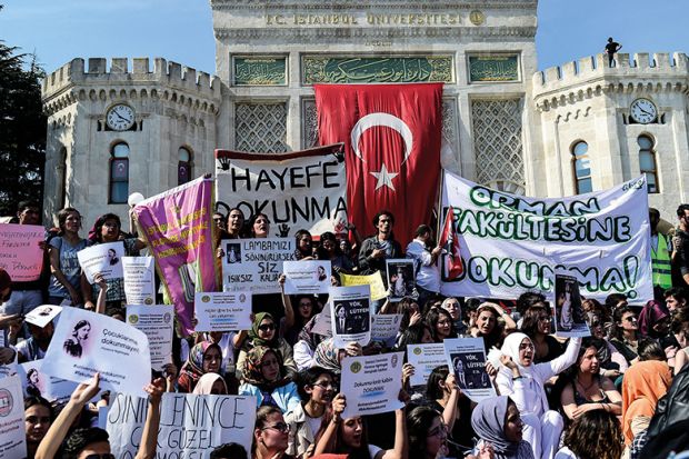 Protest at Istanbul University against bill submitted to Turkish Parliament to spilt up several universities Protest at Istanbul University against bill submitted to Turkish Parliament to spilt up several universities