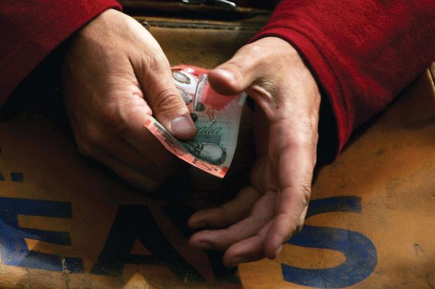 Hands holding a note as a metaphor for Murdoch councillor quits amid spending questions