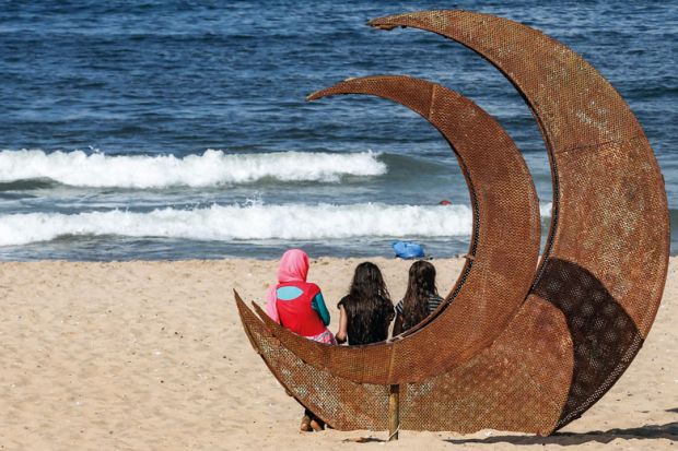 Syrian refugees visit a public beach in the Lebanese capital to illustrate New SOAS institute moves Middle Eastern studies beyond conflict