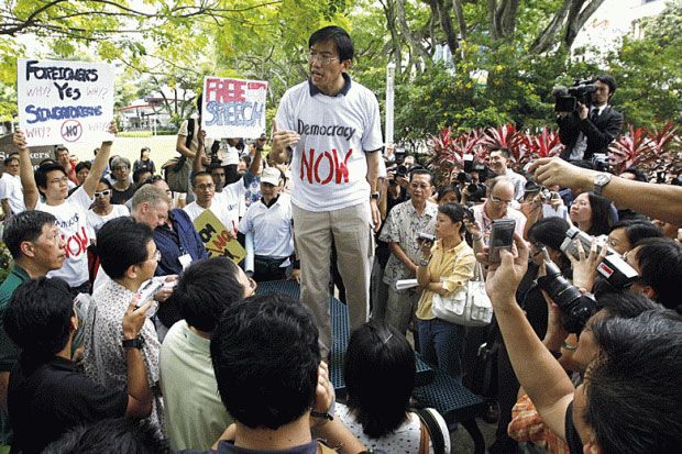 Chee Soon Juan gives speech, speakers corner